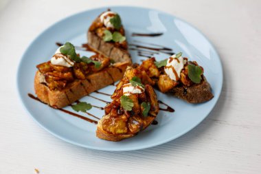 Avokado ve peynirli ızgara somon.