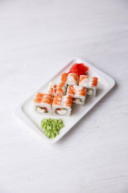 Somon ve avokado ile suşi ruloları.