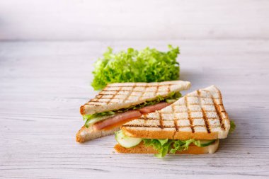 Jambonlu ve latuslu sandviç.