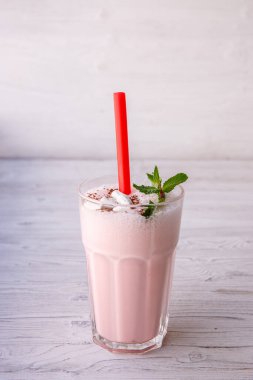 Tahta masada çilekli milkshake.