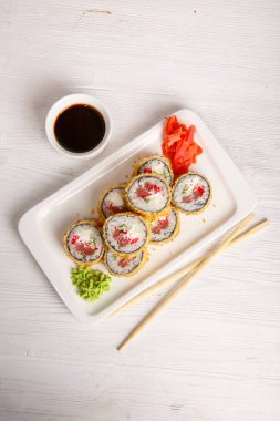 Suşi ve sahanda yumurta.