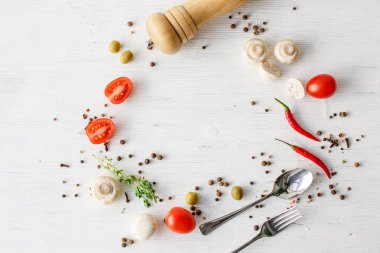 Beyaz ahşap arka planda baharatlar ve otlar