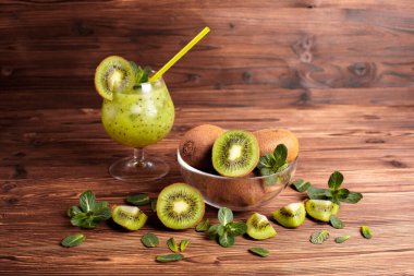 Nane yapraklı kivi smoothie