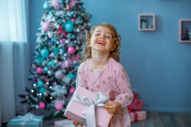 Neşeli kız hediyesini kapıyor. 