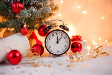 Noel süslemeleri, takılar ve saat bir masanın üzerinde. 