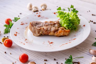 Kızarmış domuz bifteğini marulla kapat.