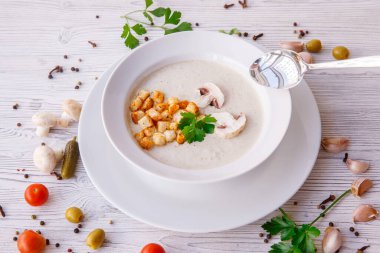 Krema çorbasını mantar ve krakerle kapat.