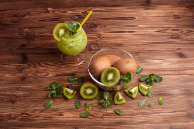 Nane yapraklı kivi smoothie