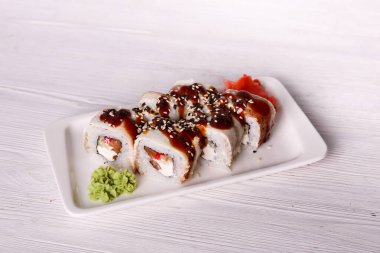 Ton balığı ve soya soslu suşi.