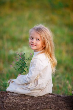 Çiçeklerle poz veren güzel kız