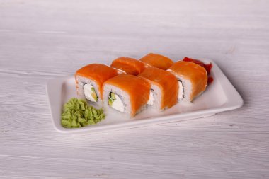 Somon wasabi ve zencefilli suşi.