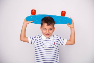 Stüdyoda poz veren sevimli patenci çocuk. 