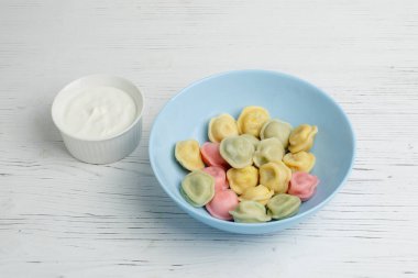 Tabakta bir kase lezzetli börek.