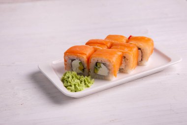 Somon wasabi ve zencefilli suşi.