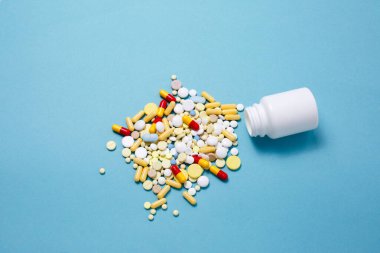 Şişenin üstünden renkli haplar ve kapsüller dökülüyor. Tıbbi haplar, ağrı kesiciler, antibiyotikler, vitaminler ve cam kavanoz. Eczane, tıbbi klinik, eczane afişi tasarım şablonu