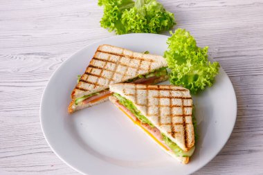 Jambonlu ve latuslu sandviç.