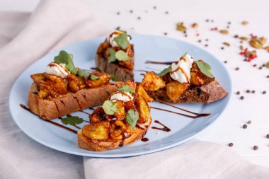 Kremalı ve fındıklı ızgara somon.