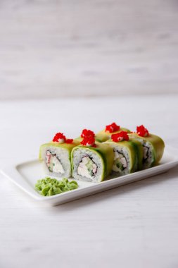 Avokado ve kırmızı havyarlı suşi.