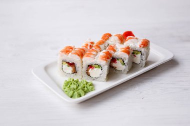 Somon ve salatalıklı suşi.