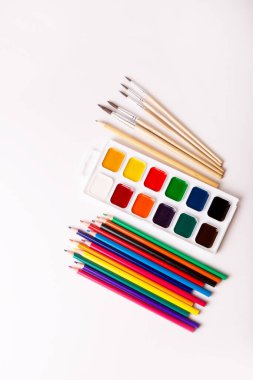 Çeşitli okul eşyalarının kapatılması