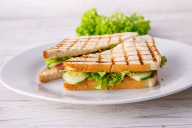 Jambonlu ve latuslu sandviç.