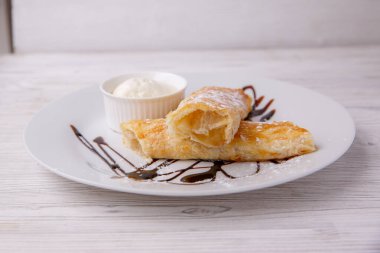 Tatlıyı dondurmayla kapat.