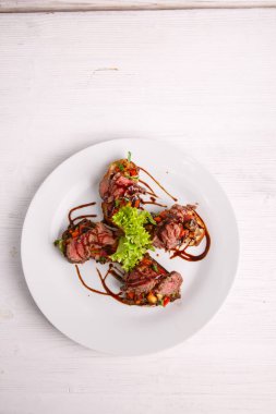 Tostları sebze ve etle kaplayın. 