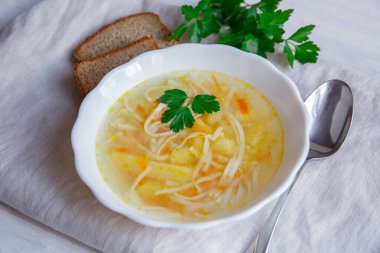 Beyaz arka planda tavuk çorbası.