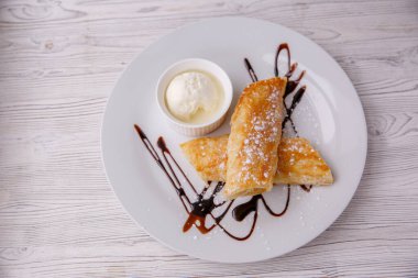 Tatlıyı dondurmayla kapat.