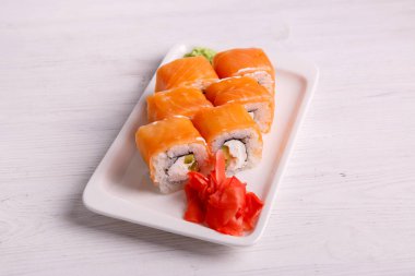 Somon wasabi ve zencefilli suşi.