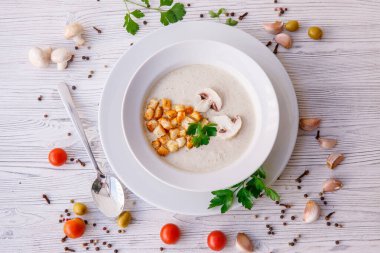 Krema çorbasını mantar ve krakerle kapat.