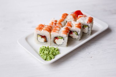 Somon ve salatalıklı suşi.