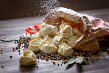 Ev yapımı etli börek. 