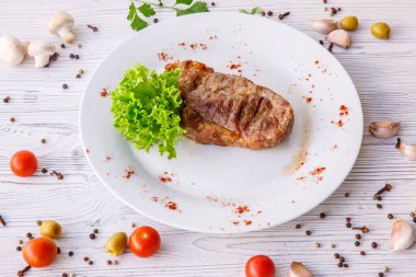 Kızarmış domuz bifteğini marulla kapat.