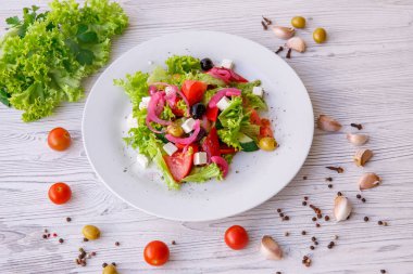 Peynirli ve zeytinli sebze salatası. 