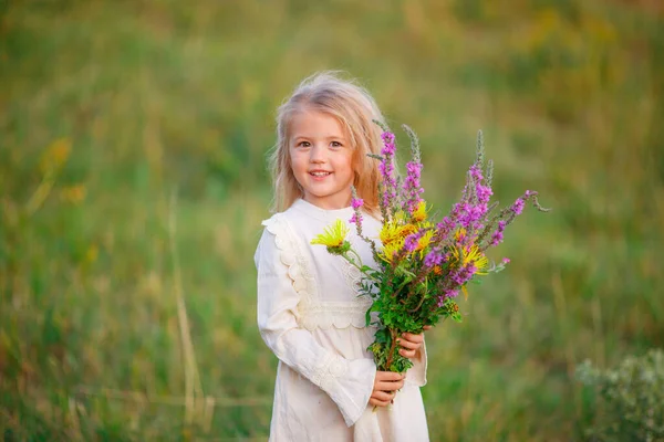 Bella Ragazza Posa Sul Campo Con Fiori — Foto Stock