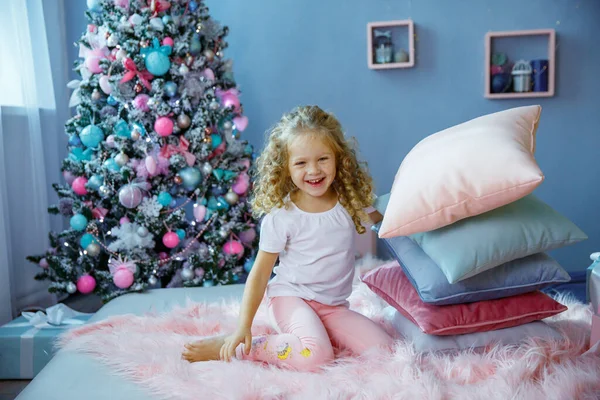 Bambina Vicino All Albero Natale Che Gioca Con Cuscini — Foto Stock