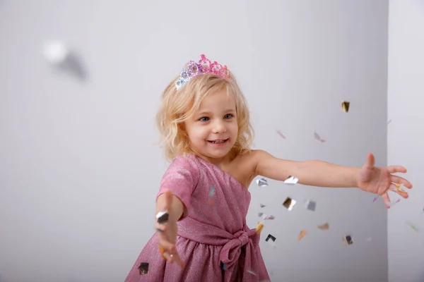 Carino Bambina Posa Studio Abito Rosa Corona — Foto Stock