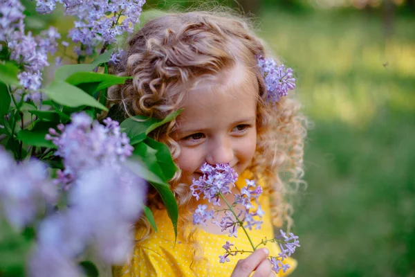 Bela Menina Posando Flores Lilás — Fotografia de Stock