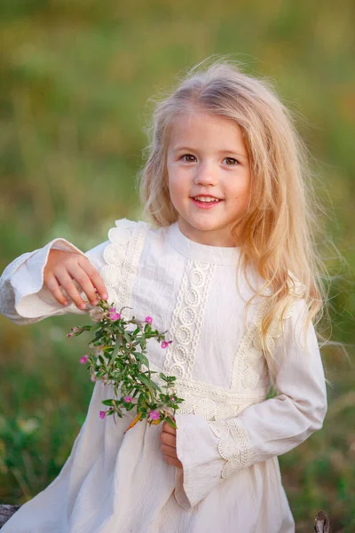 Hermosa Chica Posando Campo Con Flores — Foto de Stock