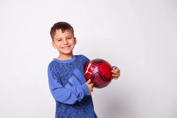 Menino Bonito Jogador Futebol Posando Com Bola — Fotografia de Stock