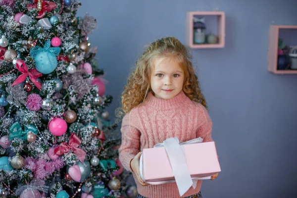 Little Girl Christmas Tree Holding Gift Smiling — Stock Photo, Image