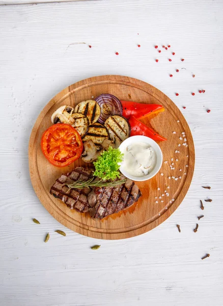 Gegrilltes Rindersteak Mit Gemüse Auf Holzbrett — Stockfoto