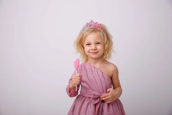 Bella Bambina Bionda Posa Con Cuore Forma Lecca Lecca — Foto Stock