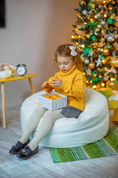 Little Girl Playing Tangerines Christmas Tree — Stock Photo, Image