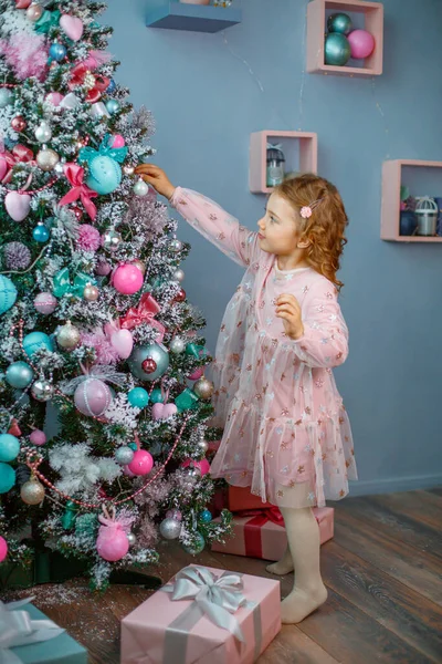 Bambina Con Regalo Sullo Sfondo Dell Albero Natale — Foto Stock