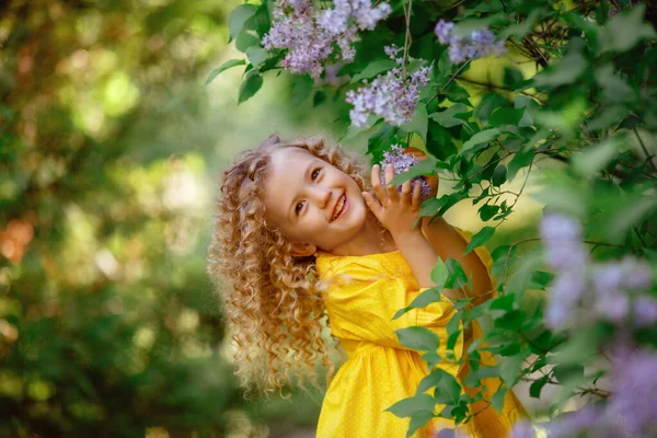 Krásná Holčička Pózuje Šeříku Květiny — Stock fotografie