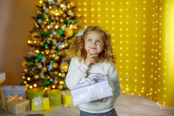 Bambina Con Regali Natale Casa — Foto Stock
