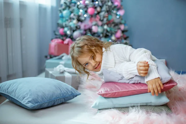 Bambina Con Decorazioni Natalizie Casa — Foto Stock