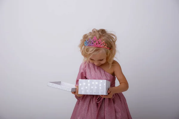 Красивая Маленькая Девочка Блондинка Принцесса Подарком Руках — стоковое фото